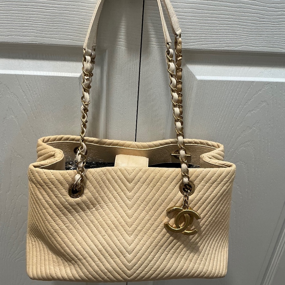 CHANEL Cream Quilted Chevron Shoulder Bag with Gold-Tone CC Charm